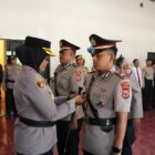 Jabatan Kasat Lantas diserahkan dari Iptu Kapnes Molle S.Sos kepada AKP Aswan Prayogo S.Tr.k, S.I.K. Acara berlangsung di Aula Endrah Dharamalaksana dan dihadiri oleh sejumlah pejabat serta anggota Polres Buru