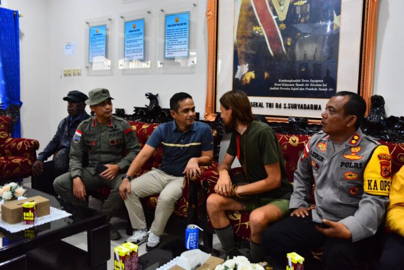 Pembebasan ini dilakukan dengan mengutamakan pendekatan humanis dan damai, di mana para tokoh agama, adat, dan keluarga dari Egianus Kogoya dilibatkan dalam negosiasi untuk memastikan keselamatan Pilot Philip