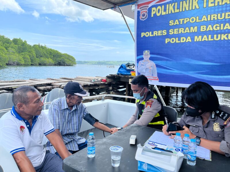 Satuan Polisi Perairan dan Udara (Satpolairud) Polres Seram Bagian Barat (SBB) bekerja sama dengan Seksi Kedokteran dan Kesehatan (Sidokkes) Polres SBB dalam pelaksanaan klinik terapung yang bertujuan membantu masyarakat pesisir memperoleh layanan kesehatan gratis