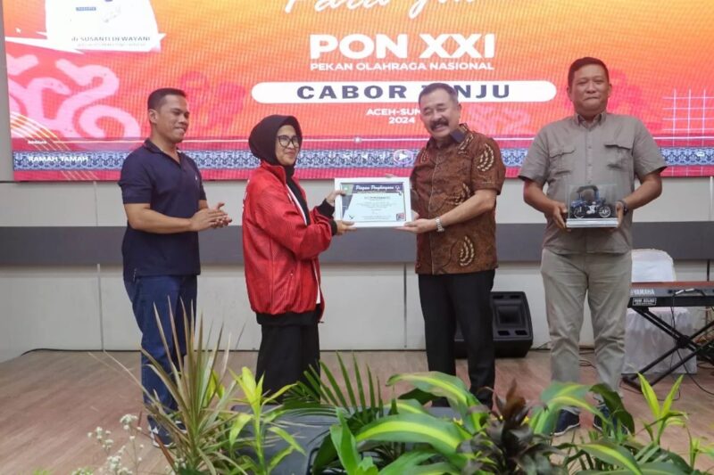 Komaruddin Simanjuntak, sebagai putra kelahiran Pematang Siantar, kehadirannya di arena tinju PON 2024 menjadi faktor kunci dalam menjaga ketertiban dan disiplin