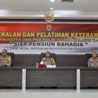 Dalam rangka mempersiapkan personel dan PNS Polri Polda Maluku menuju masa purna tugas, Wakil Kepala Kepolisian Daerah (Wakapolda) Maluku, Brigadir Jenderal Polisi Samudi, S.Ik., M.Si, membuka kegiatan pembekalan dan pelatihan keterampilan di Hotel Manise, Kota Ambon, pada Senin, 23 September 2024