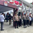 Personel Polda Maluku mengamankan jalannya rapat pleno terbuka terkait pengundian dan penetapan nomor urut pasangan calon gubernur dan wakil gubernur Maluku tahun 2024