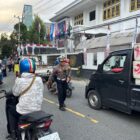 Direktur Lalu Lintas Polda Maluku, Kombes Pol Rusdi Suryanagara, secara langsung memimpin penguraian kemacetan di sekitar kantor Komisi Pemilihan Umum (KPU) Provinsi Maluku. Kemacetan ini terjadi bertepatan dengan pelaksanaan tahapan pengambilan nomor urut pasangan calon gubernur-wakil gubernur Maluku
