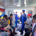 Polres Kepulauan Tanimbar melalui Satuan Polisi Perairan dan Udara (Sat Polairud) bekerja sama dengan Tim Medis Sidokkes, memberikan pelayanan kesehatan gratis kepada masyarakat pesisir Desa Matakus, Kecamatan Tanimbar Selatan, Kabupaten Kepulauan Tanimbar, pada Rabu, 25 September 2024