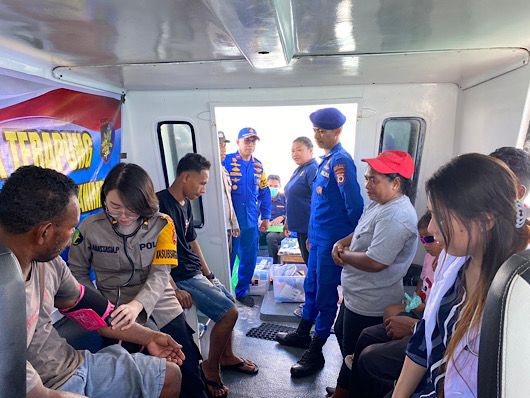 Polres Kepulauan Tanimbar melalui Satuan Polisi Perairan dan Udara (Sat Polairud) bekerja sama dengan Tim Medis Sidokkes, memberikan pelayanan kesehatan gratis kepada masyarakat pesisir Desa Matakus, Kecamatan Tanimbar Selatan, Kabupaten Kepulauan Tanimbar, pada Rabu, 25 September 2024