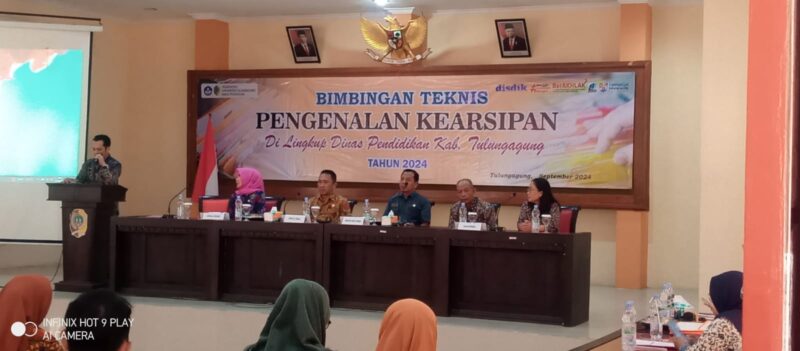 Dinas Pendidikan Kabupaten Tulungagung menggelar Bimbingan Teknis (Bimtek) tentang Pengenalan Kearsipan pada Kamis, 12 September 2024, bertempat di Aula Ki Hajar Dewantara, Dinas Pendidikan Kabupaten Tulungagung