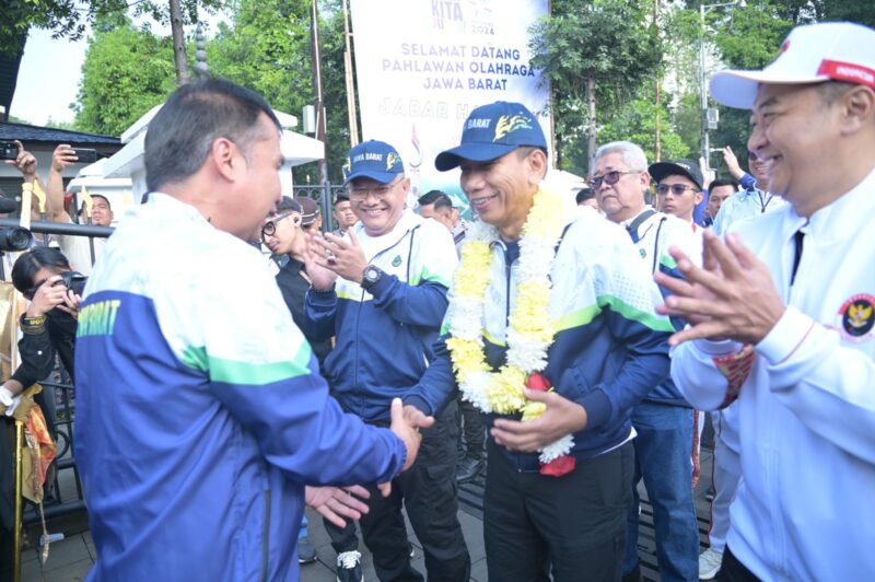 Kapolda Jawa Barat, Irjen Pol Dr. Akhmad Wiyagus, S.I.K., M.Si., M.M., turut menghadiri undangan Gubernur Jawa Barat dalam peringatan Hari Olahraga Nasional (HAORNAS) ke-41 yang digelar di Plaza Gedung Sate, Jalan Diponegoro, Bandung, Kamis (26/9/2024)