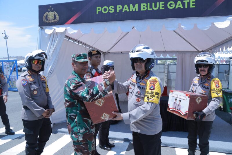 Kapolda Nusa Tenggara Barat (NTB), Irjen Pol. R. Umar Faroq, memastikan kesiapan maksimal pengamanan menjelang event MotoGP Mandalika 2024. Hal ini disampaikan Kapolda NTB usai melakukan rangkaian pengecekan lapangan di Sirkuit Internasional Pertamina Mandalika pada Kamis, 26 September 2024