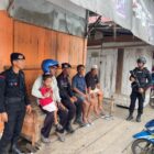 Anggota Brimob Kompi 3 Batalyon A Pelopor yang dipimpin oleh Aipda M.T Rumalutur melakukan penggalangan kepada masyarakat yang berada di sekitar Pasar Namlea, dengan tujuan untuk memberikan himbauan kamtibmas (keamanan dan ketertiban masyarakat)