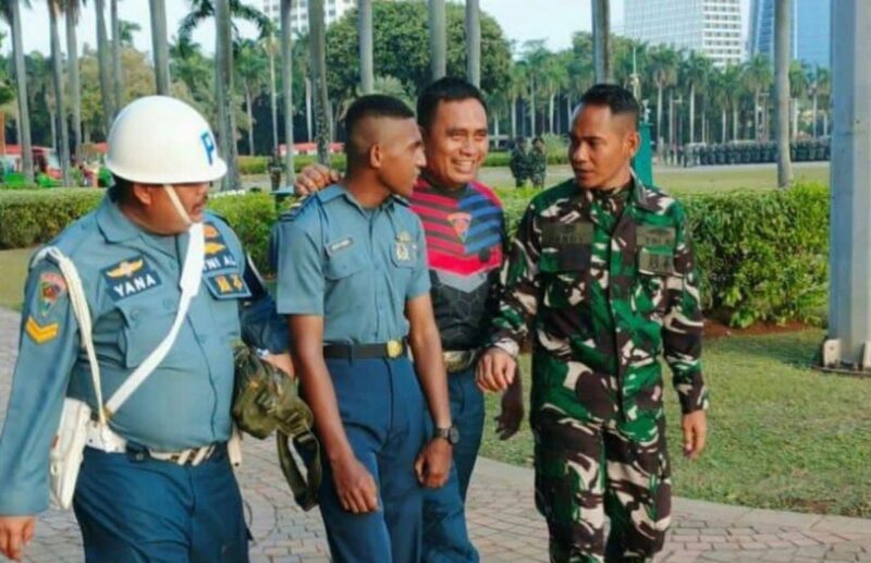 Video perkenalan yang dibuat oleh JGK menarik perhatian publik karena ia terlihat percaya diri mengenakan seragam TNI AL berpangkat Letnan Dua, lengkap dengan berbagai tanda dan brevet yang tampak asli