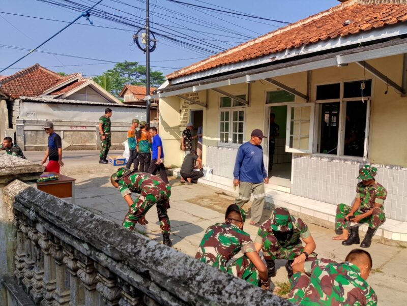 Menjelang Hari Ulang Tahun (HUT) Tentara Nasional Indonesia (TNI) yang ke-79 tahun 2024, Pusat Pendidikan dan Latihan Pasukan Khusus (Pusdiklatpassus) Kopassus bekerja sama dengan masyarakat Desa Galanggang, Kecamatan Batujajar, Kabupaten Bandung Barat, melaksanakan kegiatan sosial berupa pembersihan dan pengecatan tempat ibadah