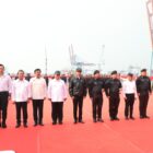 Panglima Tentara Nasional Indonesia (TNI), Agus Subiyanto, secara langsung menyematkan Brevet Kehormatan Hiu Kencana kepada Presiden Republik Indonesia, Joko Widodo, dalam sebuah upacara khidmat di atas Kapal Perang Republik Indonesia (KRI) dr. Radjiman Wedyodiningrat (RJW-992) pada Sabtu, 28 September 2024