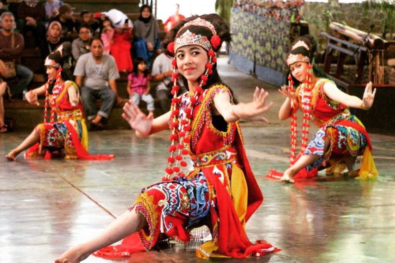 Mempertahankan nilai-nilai luhur budaya, seperti rumah adat, tarian, lagu-lagu tradisional, alat musik, pakaian adat, hingga upacara tradisional, merupakan bagian dari melestarikan budaya