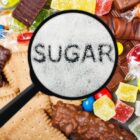 Selama ini, banyak orang percaya bahwa mengonsumsi gula secara berlebihan langsung memicu diabetes. Padahal, pemahaman ini tidak sepenuhnya benar. Terdapat berbagai faktor lain yang berkontribusi pada munculnya diabetes
