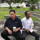 Menteri Badan Usaha Milik Negara (BUMN) Erick Thohir dan Menteri Energi dan Sumber Daya Mineral (ESDM) Bahlil Lahadalia mengaku tersentuh dan sedih saat menyaksikan momen emosional Presiden Joko Widodo berpamitan kepada masyarakat di Pasar Mawar, Pontianak