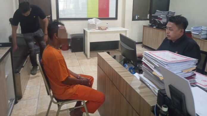 Sopir angkutan umum nekat melakukan penyerangan brutal terhadap seorang anggota polisi lalu lintas yang sedang bertugas