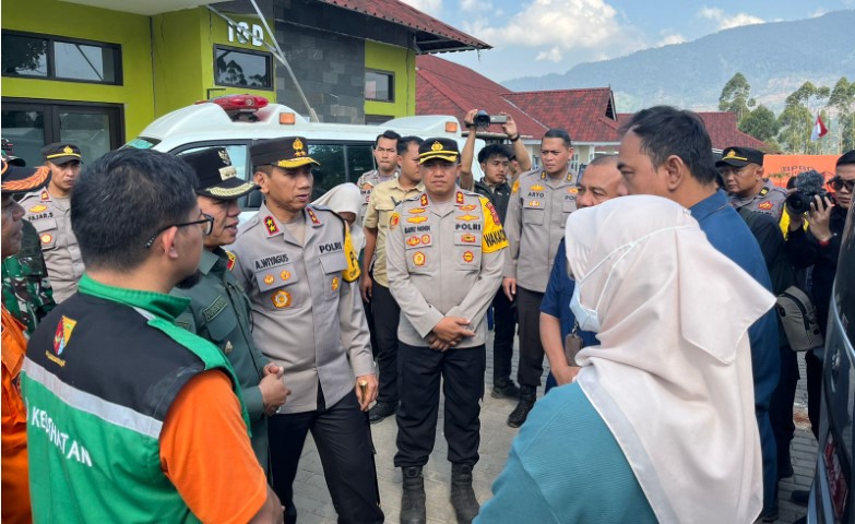 Polda Jabar, bersama dengan berbagai stakeholder seperti TNI, BPBD, dan pemerintah daerah, berkomitmen penuh untuk terus memberikan bantuan kepada masyarakat yang terdampak gempa