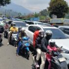 Kemacetan panjang terjadi di Jalur Puncak, Bogor, selama libur panjang Maulid Nabi Muhammad SAW
