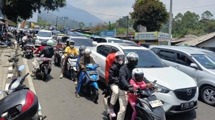 Kemacetan panjang terjadi di Jalur Puncak, Bogor, selama libur panjang Maulid Nabi Muhammad SAW