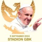 Misa Agung ini akan dimulai pukul 17.00 WIB dan diselenggarakan di dua lokasi utama, yaitu Stadion Gelora Bung Karno (GBK) dan Stadion Madya di Jakarta