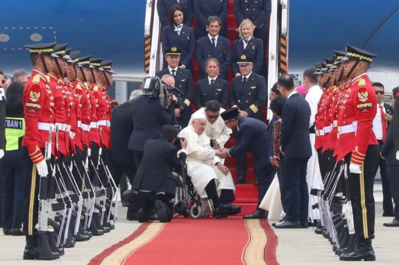 Pemimpin tertinggi Gereja Katolik Sedunia, Paus Fransiskus, sangat terkesan dengan cara Indonesia merayakan perbedaan