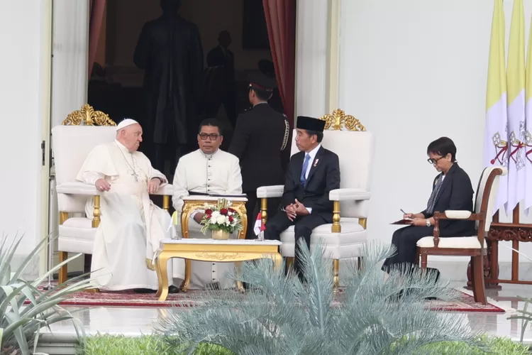 Kedatangan Paus Fransiskus pada Selasa siang (3/9/2024) menandai salah satu peristiwa penting dalam hubungan bilateral antara Indonesia dan Vatikan