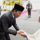 Paus Fransiskus, memberikan pujian hangat kepada Presiden Joko Widodo (Jokowi) atas langkahnya yang memperkenalkan Presiden Terpilih, Prabowo Subianto, dalam pertemuan di Halaman Istana Merdeka, Jakarta, Rabu (4/9/2024)