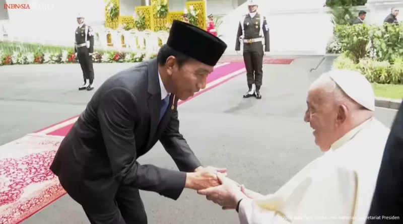 Paus Fransiskus, memberikan pujian hangat kepada Presiden Joko Widodo (Jokowi) atas langkahnya yang memperkenalkan Presiden Terpilih, Prabowo Subianto, dalam pertemuan di Halaman Istana Merdeka, Jakarta, Rabu (4/9/2024)