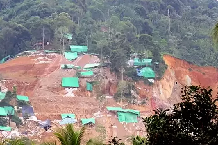 Korban longsor yang terjadi di area tambang emas yang diduga ilegal di Nagari Sungai Abu, Kecamatan Hiliran Gumanti, Kabupaten Solok, Sumatera Barat, terus bertambah