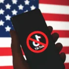 TikTok, aplikasi media sosial populer yang digunakan oleh lebih dari 170 juta warga Amerika Serikat setiap bulan, kini menghadapi tantangan besar yang bisa berujung pada pelarangan total