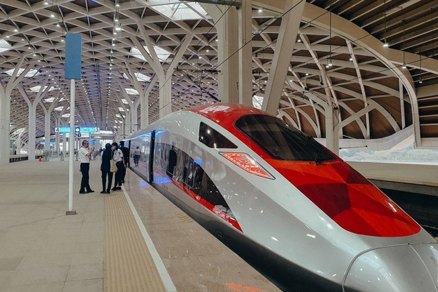 Perjalanan kereta cepat Whoosh yang melayani rute Halim-Tegalluar terpaksa dibatalkan setelah gempa bumi berkekuatan Magnitudo 5,0 mengguncang Kabupaten Bandung pada Rabu, 18 September 2024