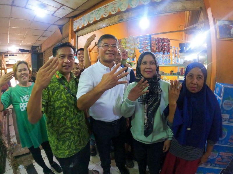 Calon Wakil Gubernur Jawa Barat nomor urut 4, di Pasar Rakyat Johar Karawang pada Rabu (30/10/2024), disambut antusias oleh para pedagang