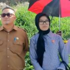 Kepala Dinas PUPR Kota Cimahi Wilman Sugiansyah bersama dengan anggota DPRD Kota Cimahi Fitriyani Angelina Silaban saat meninjau lokasi longsor