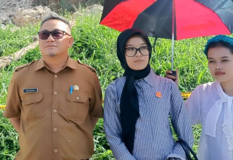 Kepala Dinas PUPR Kota Cimahi Wilman Sugiansyah bersama dengan anggota DPRD Kota Cimahi Fitriyani Angelina Silaban saat meninjau lokasi longsor