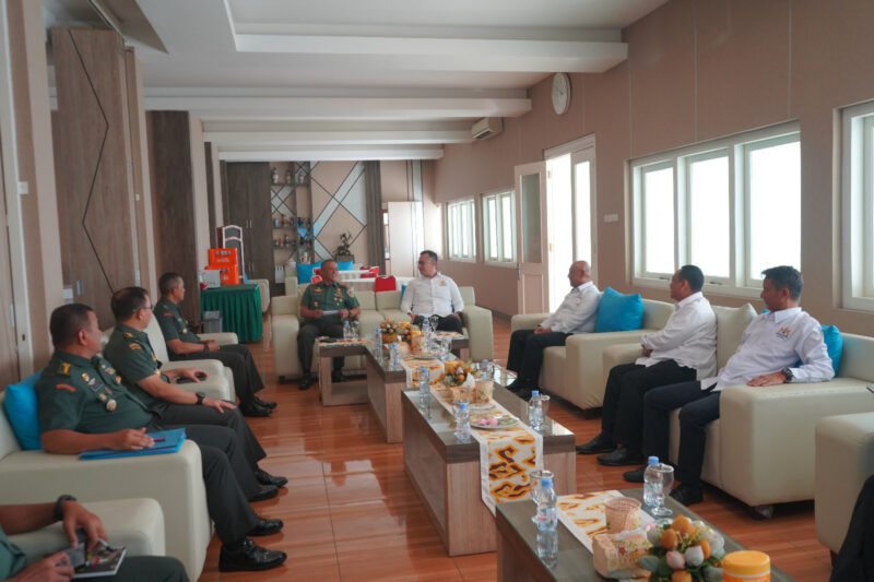 Pangdam III/Siliwangi Mayjen TNI Dadang Arif Abdurahman menyambut audiensi Kamar Dagang dan Industri (Kadin) Provinsi Jawa Barat yang dipimpin oleh Almer Faiq Rusydi