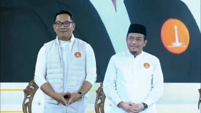 Calon Gubernur (Cagub) Jakarta nomor urut 1, Ridwan Kamil (RK), memperkenalkan calon wakil gubernurnya, Suswono, dalam debat perdana Pemilihan Gubernur (Pilgub) Jakarta 2024 yang digelar di JiExpo, Kemayoran, Jakarta Pusat, Minggu (6/10/2024)