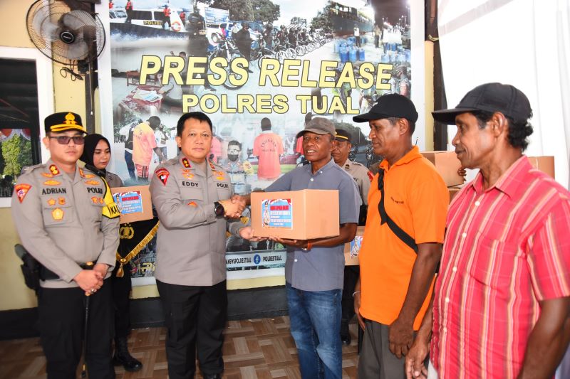 Kapolda Maluku, Irjen Pol Drs. Eddy Sumitro Tambunan, M.Si., kembali menunjukkan komitmen kepedulian Polri dengan menyerahkan bantuan sosial berupa 70 paket sembako kepada masyarakat kurang mampu. Penyerahan bantuan tersebut dilaksanakan pada Jumat (27/9/2024)