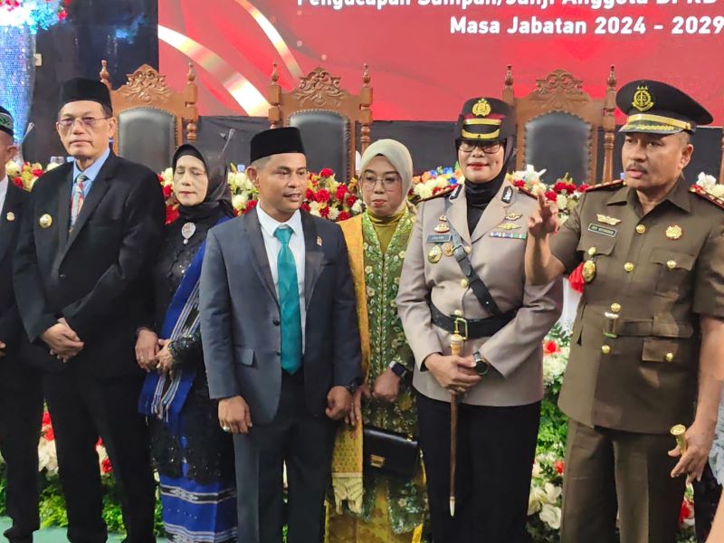 Kapolres Buru AKBP Sulastri Sukidjang menghadiri acara pelantikan 25 anggota DPRD Buru periode 2024-2029