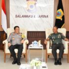 Kapolda Maluku, Irjen Pol Drs. Eddy Sumitro Tambunan, M.Si., menerima kunjungan silaturahmi Pangdam XV/Pattimura, Mayjen TNI Putranto Gatot Sri Handoyo, S.Sos., M.M., pada Senin (30/9/2024) di ruang tamu Markas Polda Maluku, Kota Ambon
