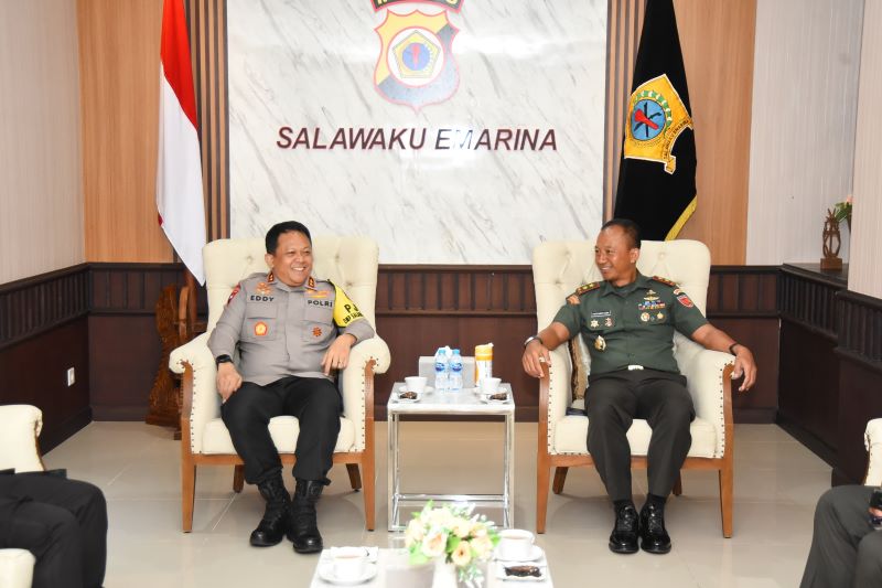 Kapolda Maluku, Irjen Pol Drs. Eddy Sumitro Tambunan, M.Si., menerima kunjungan silaturahmi Pangdam XV/Pattimura, Mayjen TNI Putranto Gatot Sri Handoyo, S.Sos., M.M., pada Senin (30/9/2024) di ruang tamu Markas Polda Maluku, Kota Ambon