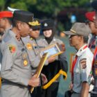 Kapolda Jawa Barat, Irjen Pol. Drs. Akhmad Wiyagus S.I.K., M.Si., M.M., memimpin Apel Gabungan di Mapolda Jabar pada Senin (30/9/2024) untuk memberikan penghargaan kepada 22 personel Polda Jabar yang berprestasi. Para personel tersebut berhasil membawa pulang medali emas, perak, dan perunggu dalam ajang Pekan Olahraga Nasional (PON) XXI 2024 yang diselenggarakan di Aceh dan Sumatera Utara