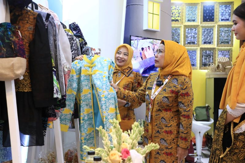 Pemerintah Kabupaten (Pemkab) Serang melalui Bagian Perekonomian dan Sumber Daya Alam (SDA) mengumumkan rencana besar untuk mendirikan Sentra Batik di Kabupaten Serang. Sentra ini akan menjadi pusat pemasaran produk batik dengan tujuan memfasilitasi para pengrajin lokal