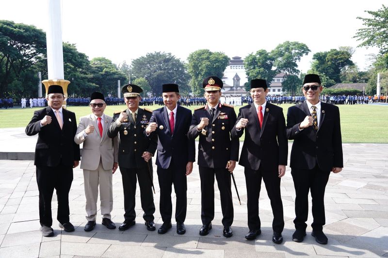 Kapolda Jawa Barat, Irjen Pol Dr. Akhmad Wiyagus, S.I.K., M.Si., M.M., turut menghadiri upacara peringatan Hari Kesaktian Pancasila tingkat Provinsi Jawa Barat yang digelar di halaman Gasibu, Kota Bandung, pada Selasa, 1 Oktober 2024