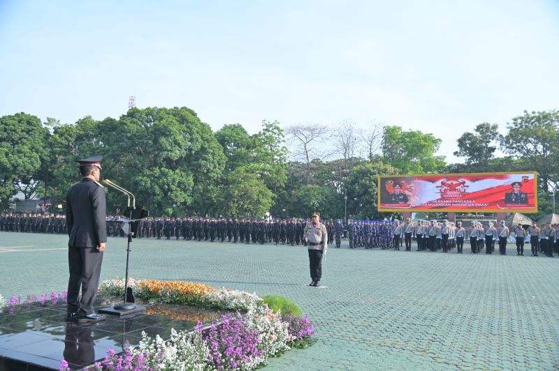 Polda Jawa Barat menggelar upacara peringatan Hari Kesaktian Pancasila pada Selasa, 1 Oktober 2024, di lapangan Apel Mapolda Jabar. Upacara tersebut dipimpin oleh Auditor Kepolisian Utama Itwasum Polri