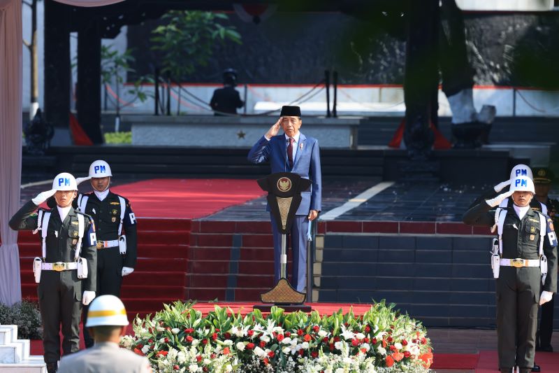 Kapolri Jenderal Listyo Sigit Prabowo mendampingi Presiden Republik Indonesia, Joko Widodo (Jokowi), dalam upacara Peringatan Hari Kesaktian Pancasila di Monumen Pancasila Sakti, Lubang Buaya, Jakarta Timur, pada Selasa, 1 Oktober 2024