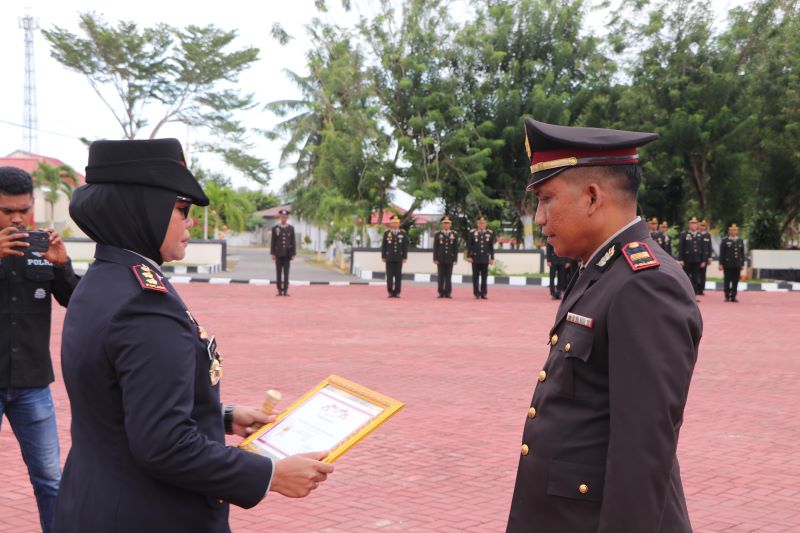 Pada Selasa, 1 Oktober 2024, Polsek Namlea menerima penghargaan bergengsi Kompolnas Award 2024 dari Kapolres Buru, AKBP Sulastri Sukidjang, S.H., S.I.K., M.M. Acara penyerahan penghargaan berlangsung dengan khidmat di lapangan apel Polres Buru, dihadiri oleh jajaran pejabat utama dan personel Polres Buru