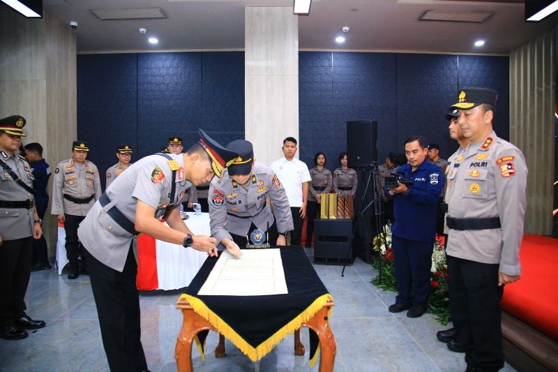 Brigjen Pol. I Komang Sandi Arsana mendapat promosi sebagai Wakapolda Bali, dan posisinya digantikan oleh Brigjen Pol. Dodied Prasetyo Aji, S.I.K., yang sebelumnya menjabat sebagai Kabagkonviter Set NCB Interpol Indonesia Divhubinter Polri