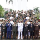 Wakil Kepala Kepolisian Daerah (Wakapolda) Maluku, Brigjen Pol Samudi, S.Ik., M.H., menghadiri upacara ziarah dan tabur bunga di Taman Makam Pahlawan (TMP) Kapahaha, Kota Ambon, Kamis (3/10/2024)