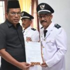 Bupati Humbang Hasundutan, Dosmar Banjarnahor, S.E., resmi mengukuhkan 9 Kepala Desa dari 10 desa yang berada di Kecamatan Sijamapolang dalam sebuah acara yang digelar di Aula Kantor Camat Sijamapolang pada Kamis (3/10/2024)