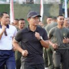 Dalam rangka menyambut Hari Ulang Tahun (HUT) ke-79 Tentara Nasional Indonesia (TNI) yang jatuh pada 5 Oktober 2024, Wakil Kepala Kepolisian Daerah Maluku, Brigjen Pol Samudi, S.I.K., M.H., turut hadir dalam kegiatan olahraga bersama di Lapangan Merdeka, Kota Ambon, Jumat (4/10/2024)